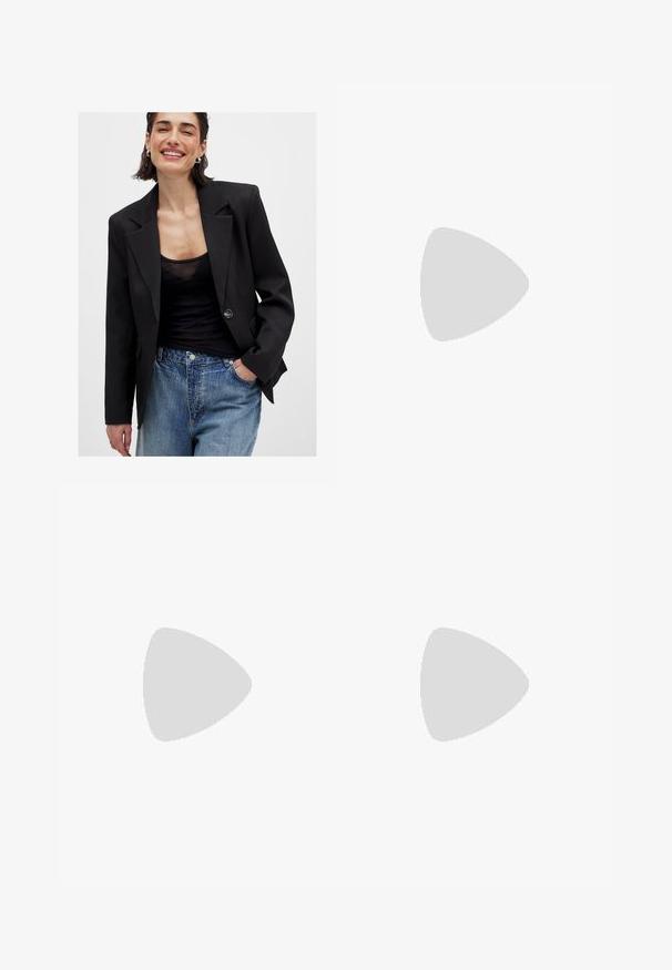 Schwarze Blazer mit strukturiertem Design, Ein-Knopf-Verschluss und scharfen Revers; kombiniert mit einem schwarzen transparenten Oberteil und blauen, ausgewaschenen Jeans.; Hellbraunes Denim-Hemd mit langen Ärmeln, spitzem Kragen, zwei Fronttaschen und silbernen Druckknöpfen. Verfügt über einen lässigen Schnitt und strapazierfähige Textur.; Dunkelblaue, weite Jeans mit hoher Taille, fünf Taschen, Kontrastnähten und silbernem Metallzubehör. Glatte Textur und saubere Verarbeitung.; Burgunderfarbene Leder-Stiefeletten mit spitzem Zeh und schmalem Absatz. Mit seitlichem Reißverschluss und glatter, glänzender Textur.; Schwarze rechteckige Brille mit klaren Gläsern, abgerundeten Kanten und seitlichen Akzenten, mit glänzender Oberfläche des Rahmens und der Bügel.