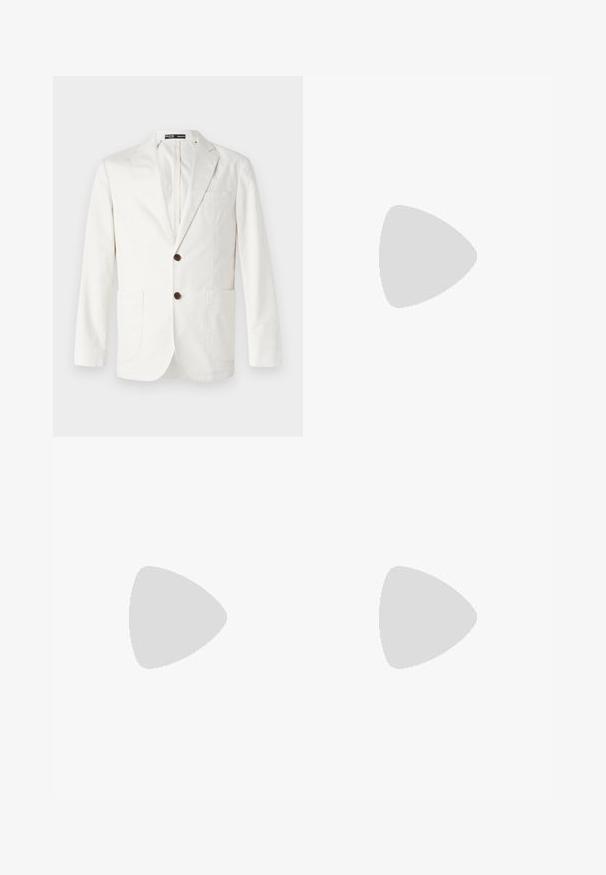 Blazer beige clair en coton, doté d'un revers cranté, de deux poches avant et de deux boutons marron pour la fermeture.; Chemise à manches longues beige clair avec un devant à boutons, un col classique et une texture subtile. Elle comporte des poignets standards et six boutons.; Pantalons blancs en tissu léger, présentant une coupe droite, un bouton marron unique à la taille et un style minimaliste.; Mocassins en cuir noir avec un bout rond, un détail de couture surélevé sur l'empeigne et une semelle en caoutchouc plate. Texture lisse, design classique.