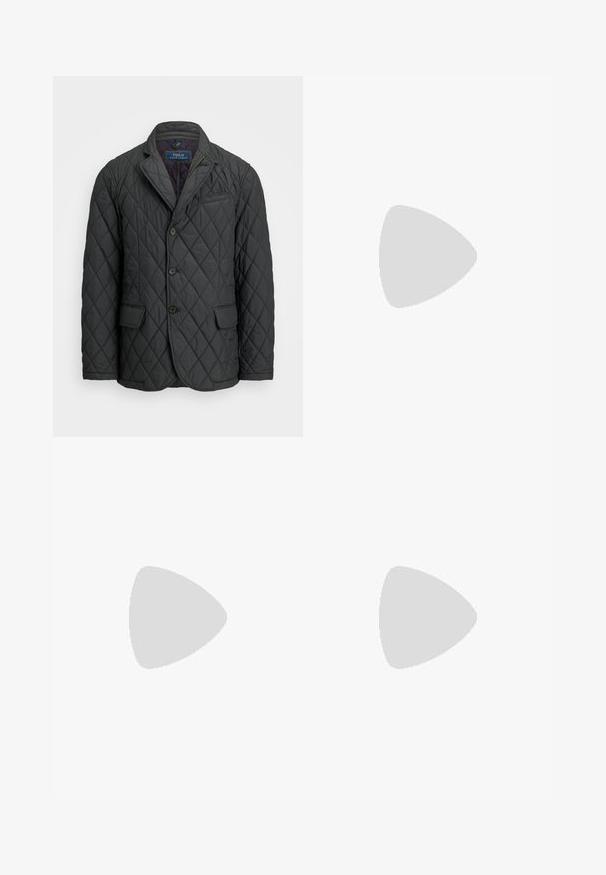 Temno siva prešita blazer jakna z izrezom na reverju, tremi sprednjimi gumbi, dvema žepoma z zavihkom in enim žepom na prsih, z oznako Polo Ralph Lauren.; Mornarska pulover majica s polovičnim zadrgo, visokim ovratnikom in rebrastimi manšetami. Narejena iz mehke, teksturirane tkanine. Preprost dizajn.; Črne hlače z ravnim krojem, ki imajo en sprednji žep, zanke za pas in gumbasto zapiranje. Gladek tekstil.; Črne usnjene vezalne superge Skechers z belo podplatom, stranskim logotipom in teksturiranim gripom na podplatu na enobarvni svetli podlagi.