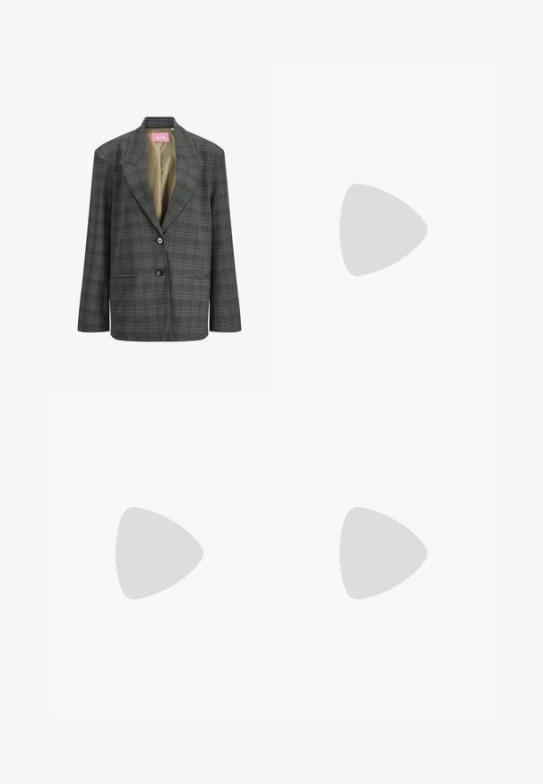 Blazer a quadri grigio scuro con rever a punta, due bottoni, tasche a filetto frontali e foderatura beige.; Tessuto rosa soft con una texture a coste, caratterizzato da sottili linee intrecciate che creano un motivo uniforme sulla superficie.; Jeans in denim blu a vita alta con design a gamba dritta, dotati di cinque tasche, passanti per cintura e leggera scoloritura per un tocco di texture.; Stivale alla caviglia in pelle nera con punta arrotondata, tacco spesso e una striscia decorativa con fibbia attorno alla caviglia. Finitura testurizzata.; Borsa in tessuto nero con una singola tracolla intrecciata, caratterizzata da una forma gonfia e un design della superficie arricciato.