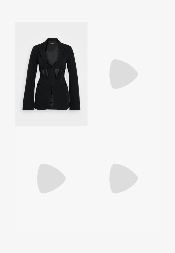 Even&Odd Blazer - black; Zwarte geribbelde tanktop met een scallooped kanten rand aan de onderkant. Heeft dunne bandjes en een aansluitend ontwerp. Gemaakt van rekbare stof.; Zwarte knie-lange rok van een zachte, rekbare stof, met een gedraaide knoopdetail op de taille en een slank, aansluitend silhouet.; Zwarte hoge hak met een spitse neus, textuur op het oppervlak en een opvallend roze interieur. Beschikt over een chunky hak met zilveren accent.