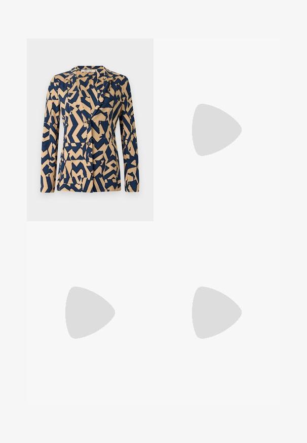 Marineblå og beige jakke med et abstrakt zigzag-mønster, ensidet design, spidse krave og to knapper. Blød stofstruktur.; Mørkeblå ærmeløs top lavet af glat, strækbart stof. Har samlede sideløsninger og en rund kant for et tætsiddende look.; Bukser med vidde og geometrisk mønster i marineblå og beige. Lavet af et blødt stof, med høj talje og brede ben.; Sort læderballetsko med rund tå, glat tekstur, minimal syning og et fleksibelt såldesign.