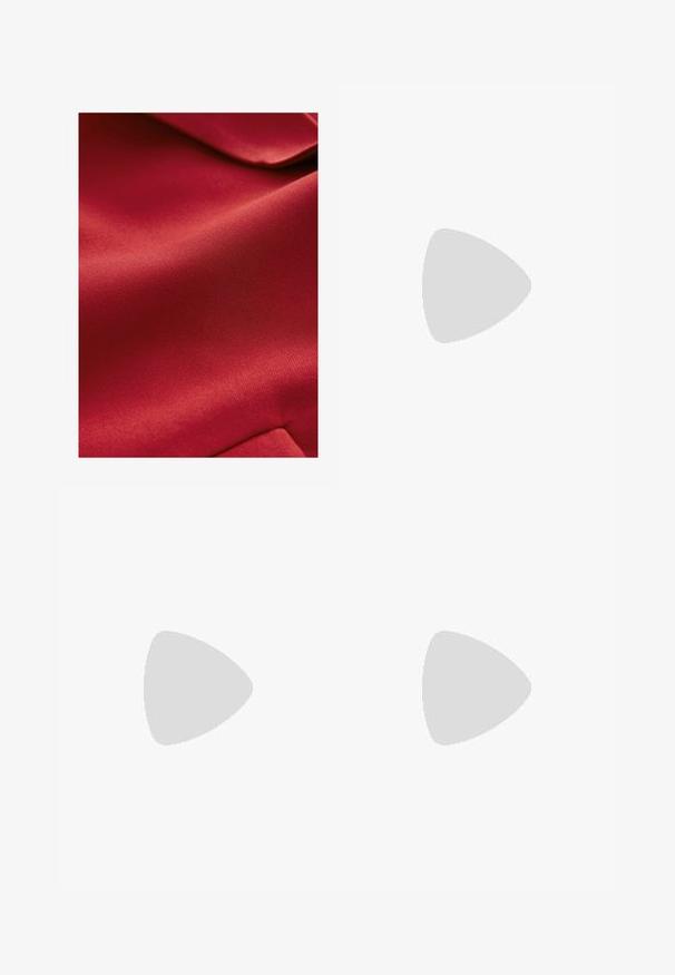 Punainen teksturoitu kangas, jossa on sileä pinta ja hienovarainen kiilto. Materiaali vaikuttaa kevyeltä ja hieman joustavalta, ja siinä on häivähdyksiä kuvioista.; Valkoinen puuvillat-paita, jossa on lyhyet hihat, pyöreä kaula-aukko, rento istuvuus, sileä rakenne ja ei näkyviä kuvioita tai yksityiskohtia.; Vaaleansinisiä farkkuja, joissa on leveät lahkeet ja korkea vyötärö. Klassinen viisi taskua -design ja kontrastivärinen ommel. Raaka helma alareunassa.; Juoksakengissä on hopea- ja valkoista verkkoa, jossa on vihreä yksityiskohta. Pohja on paksu ja teksturoitu, suunniteltu vaimentamaan ja tukemaan.; Kudotasku, jossa on geometrinen kuvio hopean, kullan ja mustan sävyissä. Siinä on pyöristetty yläpinta, lyhyt kahva ja sileä rakenne.