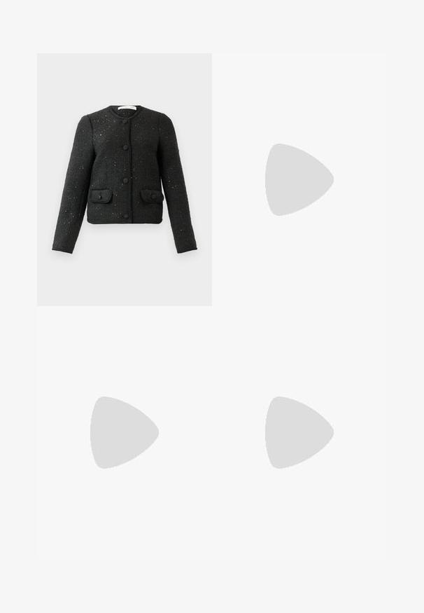 Zwarte textuur lange mouwen jas met ronde halslijn, knopen aan de voorkant en twee met knopen gesloten klepzakken.; Zwarte t-shirt met korte mouwen en ronde hals met een wit label binnen in de kraag, waarop "D.R.C. EST. 2002" staat, tegen een witte achtergrond.; Zwarte minirok met een textuur en subtiele glinsterende spikkels, recht gesneden, zonder zichtbare versieringen of patronen.; Paul Smith TOPANGA - Ballerina's - black; Zwarte clutch met krokodillenpatroon en zilverkleurige hardware, vastgehouden tegen een gestructureerde grijze achtergrond. Heeft een glanzend oppervlak.