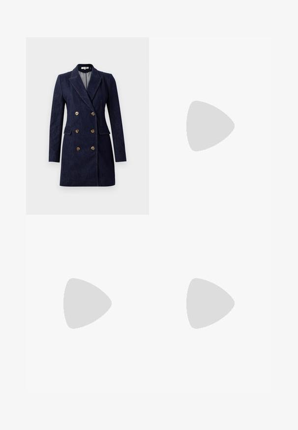 Marineblauwe denim dubbele breasted jas met gouden knopen, gelapte revers en zijzakken. Rechte silhoutte met op maat gemaakte schouders.; Zwarte T-shirt met korte mouwen en V-halsontwerp, gemaakt van een gladde, rekbare stof. Kenmerkt zich door een eenvoudige, klassieke silhoutte zonder versieringen.; Zwarte wijdvallende broek met een gestructureerd oppervlak, voorzien van een platte tailleband en twee zijzakken. De stof lijkt licht en vloeiend.; Kniehoge zwarte leren laarzen met een gladde textuur, robuuste plateauzool en een vierkante teen. Minimalistische stijl zonder zichtbare accenten.