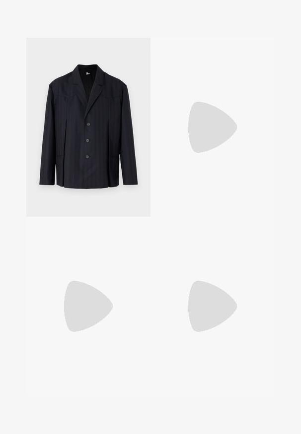 The Kooples VESTE COSTUME - Anzugsakko - navy; Weißes T-Shirt aus Baumwolle mit kurzen Ärmeln, Rundhalsausschnitt und kleinem grauen Logo auf der linken Brustseite. Glatte Textur.; Blaue Jeans aus Denim mit geradem Schnitt, ausgestattet mit einem verwaschenen Look, fünf Taschen sowie einem Standard-Button- und Reißverschluss.; Schwarze Wildleder-Sneaker mit einer weißen Gummisohle, die sich durch elegante Nähte und ein schnürbares Design auszeichnen. Glatte Textur mit einer modernen, stromlinienförmigen Form.