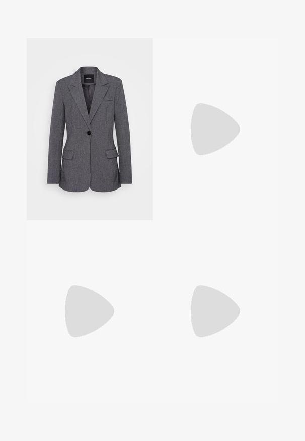 Harmaa bleiseri, joka on valmistettu teksturoidusta kankaasta, jossa on lovettu kaulus, yksittäinen nappikiinnitys, kaksi etutaskua ja rintatasku.; Kaksi lyhythihaista poolopaitaa: yksi valkoinen ja yksi musta. Molemmat on valmistettu sileästä, joustavasta kankaasta, jossa on lähellä vartaloa olevat siluetit ja pyöreät kaulat.; Mustat vakosamettiset slim-fit-housut, joissa on sileä rakenne, kaksoispainonauhavyötärö ja etutaskut. Klassinen muotoilu monikäyttöiseen käyttöön.; Mustat nilkkurit, jotka on valmistettu sileästä nahasta, kärjessä on terävä muoto, paksu korko ja selkeästi kohoavat ompeleet yläreunassa.; Mustavalla nahkalaukku, jossa on suorakulmainen muoto, kullansävyiset yksityiskohdat, etupuolella kansi ja pyöreä logo-akkentti. Varustettu yhdellä säädettävällä hihnalla.