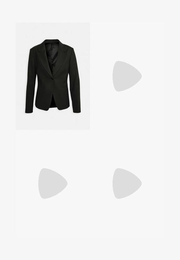 Blazer preto, ajustado, com um único botão, lapelas com recorte e dois bolsos frontais. Textura suave com forro em satin e formato estruturado.; T-shirt preto com riscas, de decote redondo e mangas curtas. Tecido macio com forma ajustada, apresentando uma etiqueta na gola.; Calças largas pretas feitas de tecido suave, com uma cintura alta, pregas frontais e um design limpo e bem ajustado, sem adornos.; Bailarina preta em pele com bico arredondado, textura suave, detalhe de costura minimalista e design de sola flexível.