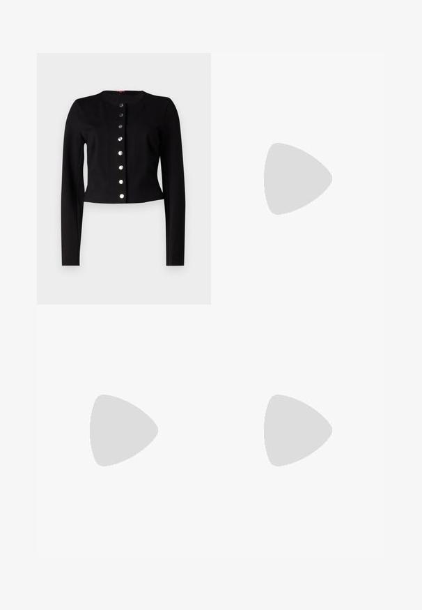 Mustan lyhyen mallin neuletakkia, jossa on pyöreä kaula-aukko, pitkät hihat ja seitsemän metallista napin kiinnitystä edessä. Sileä pinta.; Musta pitkähihaisen pooloneuleen, jossa on ribbikuvioiset hihansuut ja helma, esitetty yksinkertaisella valkoisella taustalla.; Musta leveälahkeinen housu, jossa on korkea vyötärö, valmistettu joustavasta kankaasta. Etupuolella on pystysaumayksityiskohtia ja sileä pinta.; Musta nahkainen nilkkabotti, jossa on teräväkärkinen muotoilu ja tyylikäs design. Varusteena matala korko ja takana vetoketjukiinnitys. Sileä pinta.