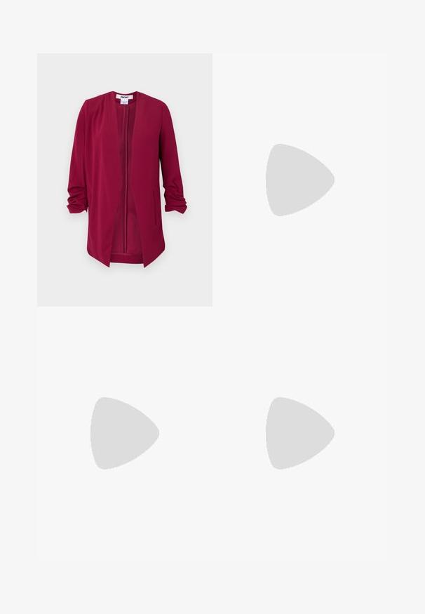 Veste bordeaux à l'avant ouvert avec des manches trois-quarts, texture lisse, deux poches latérales et plis subtils au niveau des épaules.; T-shirt rose à manches courtes en coton, arborant un logo noir en gras "DKNY JEANS" sur le devant. Encolure ronde simple, texture lisse.; Pantalons en dentelle noire avec un design à jambes larges. Caractérisés par des motifs floraux complexes sur une section inférieure semi-transparente, taille lisse.; Chaussure à talons hauts en cuir noir avec un bout pointu, une bride de cheville et un talon fin. Texture lisse avec un accent doré à la base du talon.