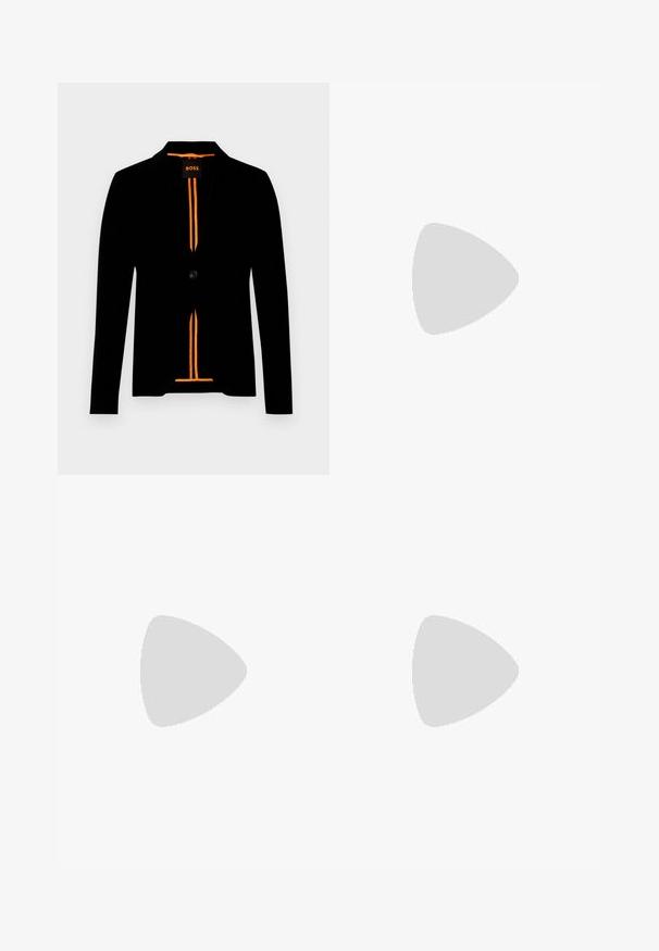 BOSS SLIM - Blazer - black; Svart bomull T-skjorte med korte ermer som har et rosa grafisk motiv av solbriller og teksten "Not Your Girl" på venstre brystområde.; Sorte vidde bukser laget av bomull, med høy midje, store sidelommer og belte med sølv detaljer.; Svarte skinnloafers med en kraftig plattformsåle. Rund tå, fremre sømdetalj og subtile sømdetaljer. Flat, teksturert yttersåle.