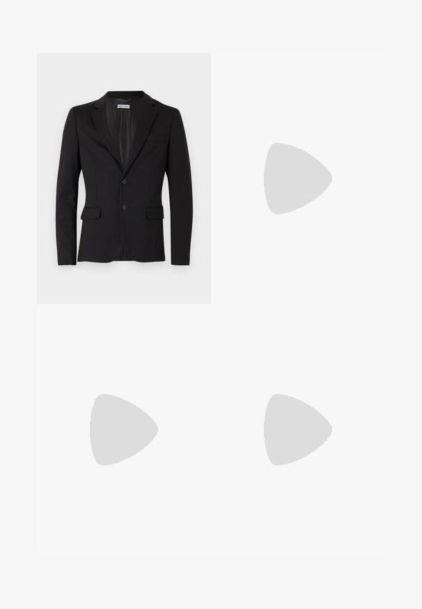 Schwarzes Blazer aus glattem Stoff, mit Reverskragen, Zwei-Knopf-Verschluss und Seitentaschen. Minimalistisches Design mit taillierter Passform.; Schwarzes T-Shirt mit kurzen Ärmeln aus geripptem Stoff, mit Rundhalsausschnitt und einer schlichten, kastigen Silhouette.; Schwarze maßgeschneiderte Hose mit geradem Schnitt, ausgestattet mit einem vorderen Knopfverschluss und Gürtelschlaufen, aus einem glatten, leichten Stoff.; Schwarzer Lederloafer mit glatter Oberfläche, ausgestattet mit einer gesteppten Gestaltung und einem dekorativen Metallkettendetail über dem Vorderblatt. Flacher Absatz.