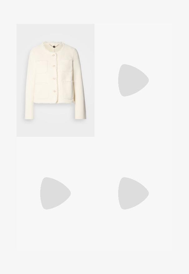 Veste en laine blanche avec un design court, quatre poches à l'avant, un col rond et des bords effilochés. Comprend cinq boutons décoratifs.; T-shirt blanc cintré, manches courtes et larges, en coton doux, décolleté rond avec une discrète bordure orange, design minimaliste, sans motifs ni graphiques.; Pantalon noir ajusté avec une coupe droite, présentant une texture lisse et des plis nets sur le devant. Aucune quincaillerie visible.; Escarpin slingback en cuir noir avec un bout pointu, un petit talon et une texture lisse. Doté d'une fine sangle réglable pour un ajustement sécurisé.