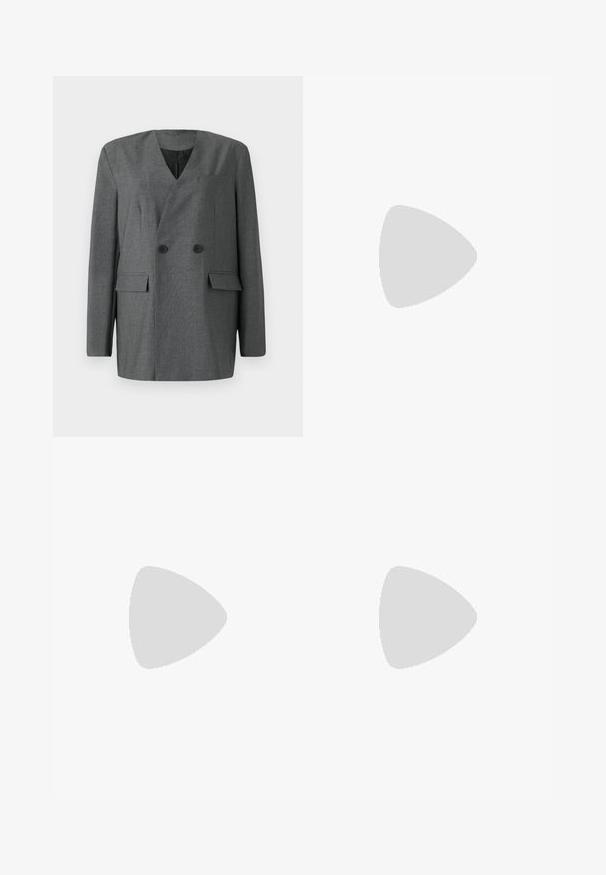 Blazer grigio doppiopetto con scollo a V, due tasche frontali e dettagli con bottoni. Realizzato in tessuto finemente lavorato.; T-shirt bianco a maniche corte con collo tondo. Il tessuto appare liscio con una silhouette aderente. Etichetta del marchio visibile al colletto.; Pantaloni bianchi a gamba dritta realizzati in un tessuto leggero. Presentano una linea frontale piatta, passanti per cintura e nessun motivo o decorazione visibile.; Scarpa nera in pelle con tacco alto, design slingback e punta affusolata, con una fascia incrociata e un tacco sottile a stiletto. Texture liscia e accenti minimi.; Clutch bag in pelle nera con tracolla in catena dorata, caratterizzato da una superficie liscia, forma rettangolare e branding in rilievo sul davanti.
