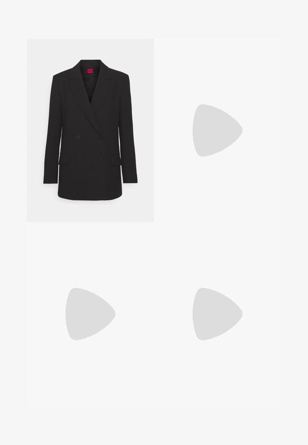 Blazer nero doppiopetto con rever a punta, maniche lunghe, due tasche frontali e finitura opaca. Presenta una chiusura con bottone nascosta.; Canotta nera con scollatura a U, realizzata in tessuto a coste. Caratterizzata da spalline larghe e una forma aderente, progettata per una vestibilità attillata.; Pantaloni a gamba larga in tessuto nero con vita alta, caratterizzati da una finitura pulita e una texture liscia. Nessun hardware visibile o motivi.; Stivale alla caviglia in pelle nera con punta appuntita e tacco a blocco. Texture liscia, design minimalista e silhouette alta.; Occhiali da sole neri a forma ovale con lenti scure e montatura in plastica lucida. Presentano un logo dorato sulla stanghetta, offrendo un design elegante e moderno.; Borsa a tracolla nera in pelle con superficie testurizzata, tracolla regolabile e accessori in argento. Presenta una patta frontale con chiusura a clip.