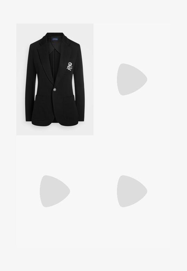 Črn blazer iz teksturirane tkanine, ki ima enojno zapiranje s gumbom, dve sprednji žepi in vezeno logotip na levem prsnem delu.; Bela brezrokavna jopica iz gladkega bombaža, z ribastim robom in majhnim mornarsko modrim logotipom na spodnjem levem delu. Preprost dizajn, brez vzorcev.; Polo Ralph Lauren HIGH RISE RELAXED STRAIGHT TROUSER - Hlače - black; Bež visoke sandale s kvadratnim nosom, tankim trakicama okoli gležnja in blok peto. Gladka usnjena tekstura s podrobnostjo v zlati barvi.