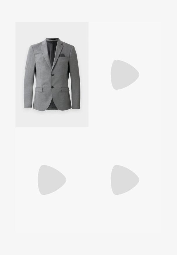 Grå blazer med strukturert stoff, enkeltradsdesign, to frontlommer og en stilren, notched krage. Inkluderer en lommetørkle.; Marineblå langermet skjorte med knapper laget av glatt stoff. Har standard krage, frontplacket med matchende knapper og mansjetter med knapper.; Sorte skreddersydde bukser laget av glatt stoff, med en slim fit-design, to frontfolder og en flat midje uten synlig maskinvare.; Sorte lærlofter med en glat overflade, rund tå og en lille dekorativ flap. Har en lav stablet hæl og diskret brandingdetalje.