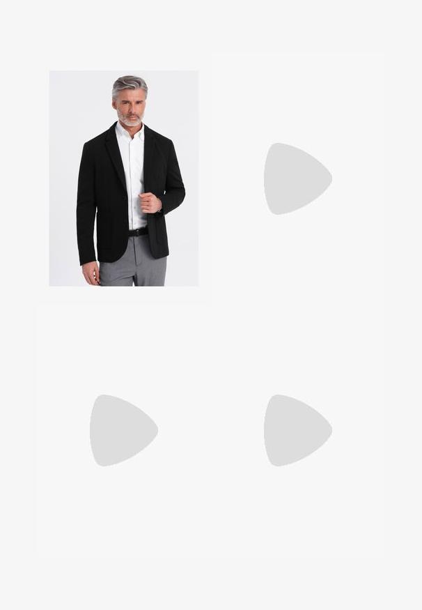 Černý blazer s upraveným střihem, s jedním knoflíkem, klopami a předními kapsami, kombinovaný s bílou košilí a světle šedými vzorovanými kalhotami.; Bílý bavlněný tričko s kulatým výstřihem a měkkou texturou. Obsahuje potištěnou etiketu uvnitř límce s nápisem "LEVEL UP" a informacemi o velikosti.; Černé kalhoty z hladké tkaniny, se zapínáním na tlačítko v pase, předními sklady a zúženými manžetami u kotníků. Klasický elegantní střih.; Černá sportovní bota s vrchní částí ze síťoviny, stříbrnými akcenty a polstrovanou podrážkou. Obsahuje šněrovací design a texturovaný vzor pro lepší přilnavost.