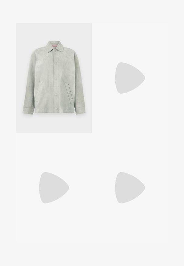 Veste en daim gris clair avec fermeture à boutons, col pointu, manches longues et poches latérales inclinées sur un fond uni.; Chemise blanche à manches longues avec col, en coton. Présente un devant à boutons et une poche poitrine unique. Texture lisse, coupe décontractée.; AERON ASTER SKIRT - Jupe crayon - black; Ballerines en cuir noir avec un bout rond, texture lisse, détails de couture minimalistes et design de semelle flexible.