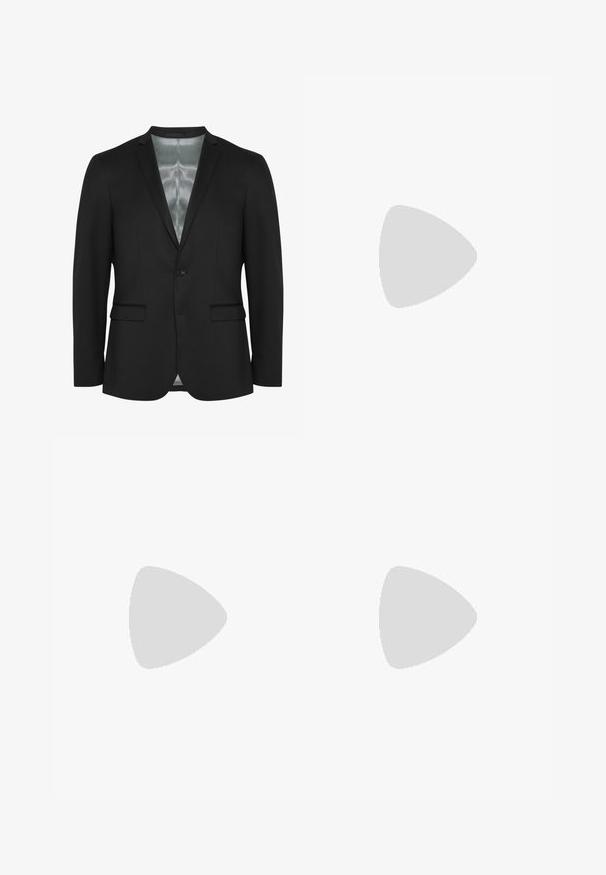 Blazer nero con vestibilità slim, chiusura a un bottone, due tasche frontali e rivestimento in satin. Tessuto liscio e strutturato con un design classico.; Camicia nera a maniche lunghe con colletto classico, chiusura con bottoni davanti e un tessuto liscio e leggero. Nessun motivo o dettaglio visibile.; Pantaloni grigi su misura realizzati in tessuto testurizzato, con chiusura anteriore a bottoni, passanti per cintura e gamba dritta.; Mocassini neri in pelle con punta rotonda, dettagli cuciti e suola in gomma a piattaforma. Presenta un cinturino decorativo sulla tomaia.