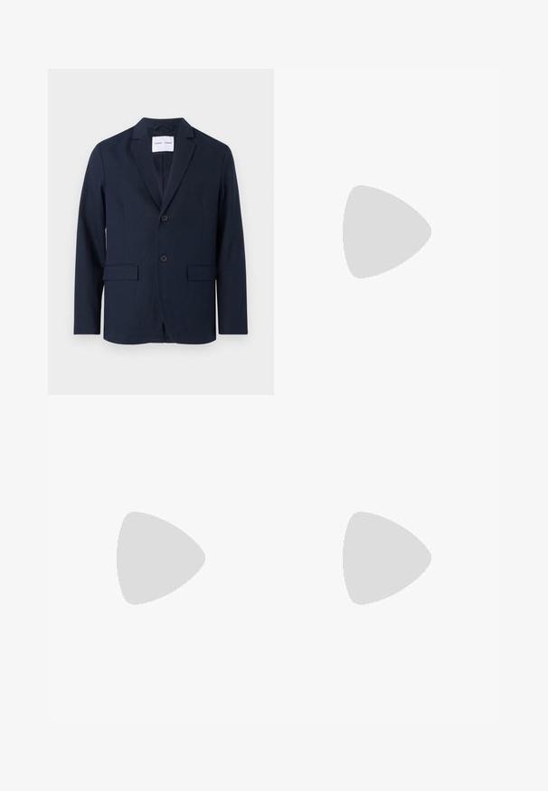 Navy blauwe blazer van gladde stof, met een gelapte revers, een twee-knopen front en twee frontzakken voor extra functionaliteit.; Zwarte korte mouwen T-shirt van een gladde katoenmix, met een ronde halslijn en een minimalistisch ontwerp zonder patronen of accenten.; Zwarte joggingsbroek van gladde stof. Kenmerkt zich door een elastische tailleband met een trekkoord, taps toelopende benen en geen zichtbare zakken. Eenvoudig ontwerp.; Zwarte leren veterschoenen met een ronde neus, een gladde afwerking en subtiele stikdetails, gedragen met lichtbeige broeken.