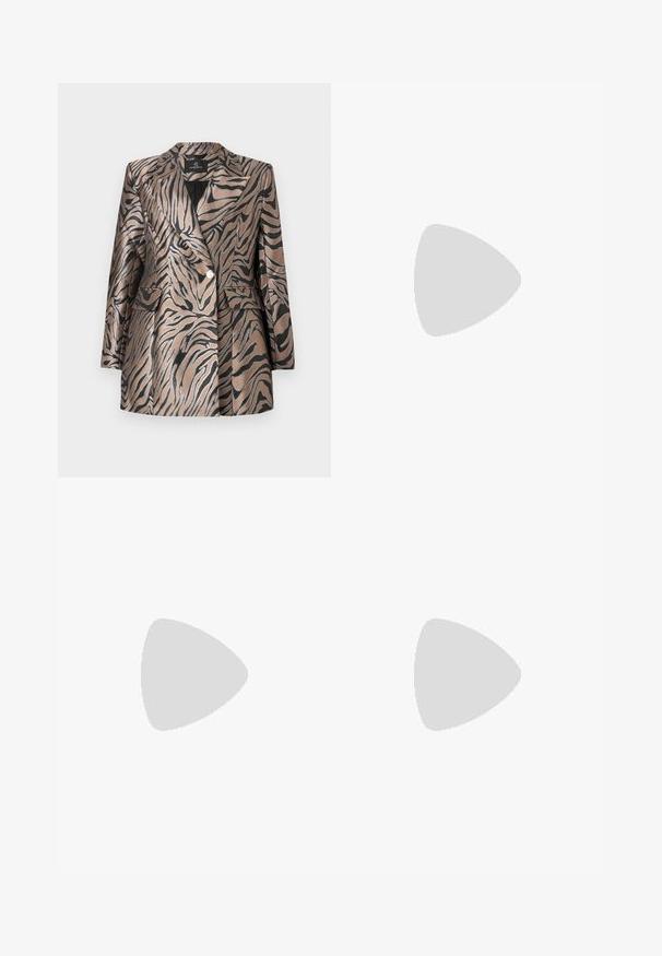 Metallic bronzefarvet blazer med sorte zebra-striber, der har et dobbeltknapdesign, klapkrave og to frontlommer.; Brun strikket sweater med en cowl neck-design, der har en sidelukning med knapper og lange ærmer. Stoffet virker blødt og tekstureret.; Flaeret blå denimjeans med høj talje, der har fem lommer og syninger som accent. Stoffet har en klassisk falmet struktur.; Sort sportsko med mesh-overdel, sølv accenter og en dæmpet sål. Har snørebåndsdesign og struktureret sål for bedre greb.