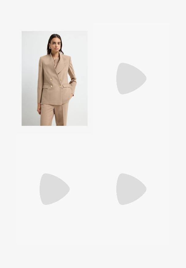 Beżowa dwurzędowa marynarka z złotymi guzikami i dopasowanym krojem. Teksturowana tkanina i klapy w kształcie litery V doskonale współgrają z dopasowanymi spodniami.; Biała bluzka z długim rękawem i dekoltem łódkowym. Wykonana z miękkiego materiału, z rozszerzanymi rękawami i prostym wykończeniem, oferująca prosty i uniwersalny design.; Brązowa kamizelka w prążki, krótka, z rozszerzanymi spodniami, z guzikami i teksturowanym materiałem. Czarne buty na otwartym nosku i oversize'owe okulary przeciwsłoneczne.; Czarne lakierowane pantofle na obcasie typu slingback z ostrym noskiem, wyciętymi bokami, regulowanym paskiem na kostce i cienkim, smukłym obcasem.; Torba tote w beżowym materiale z brązowymi wzorzystymi akcentami. Posiada zakrzywiony kształt, pojedynczy pasek oraz plakietkę z logo z przodu z srebrnymi elementami.