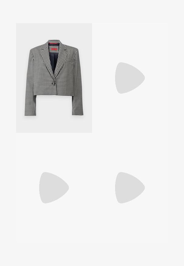Blazer accorciato in tessuto a scacchi bianco e nero, con colletto a revers, chiusura con un singolo bottone e maniche lunghe.; Camicia bianca a maniche lunghe con colletto in cotone. Caratterizzata da una chiusura con bottoni e una tasca sul petto singola. Tessuto liscio, vestibilità comoda.; Gonna blu navy con un design strutturato, caratterizzata da una tasca cargo laterale e un accentuato cinturino con D-ring in metallo. Realizzata in tessuto resistente.; Pantofole da balletto nere in pelle con punta arrotondata, texture liscia, dettagli di cucitura minimi e design con suola flessibile.
