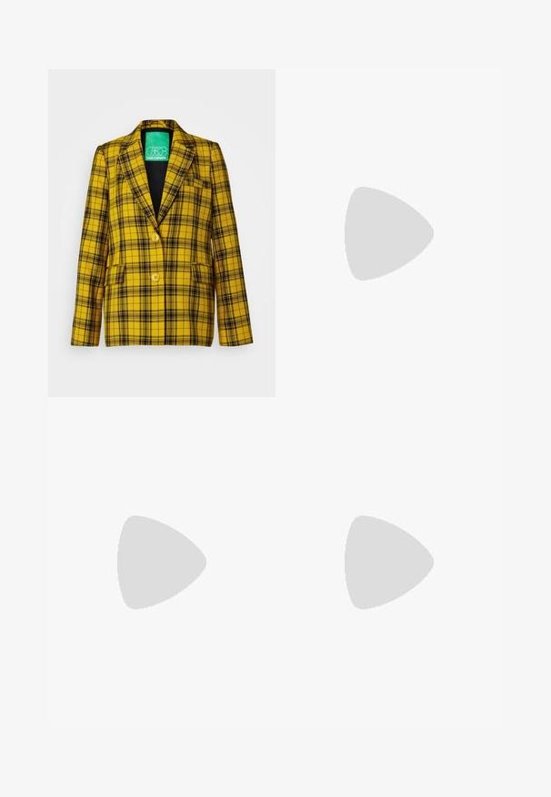 SOMETHINGNEW Kratka jakna - sulphur; Crna majica kratkih rukava od glatkog materijala; ima drapirani izrez i asimetrični donji rub, uz prilagođeni kroj tijela.; Crne hlače ravnog kroja, s prednjim džepovima i bočnim prorezima na rubu. Izrađene od mekog i glatkog materijala. Pogodne za razne prigode.; Crne lakirane natikače na remenčić sa špicastim nosom, dizajnom sa izrezima sa strane i malim kvadratnim potplatom. Glatka tekstura s minimalnim akcentima.