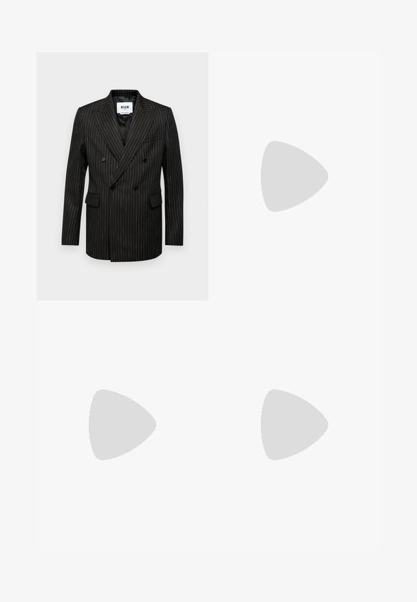 Dobbeltbrystet sort blazer med hvide pinstriber, udskårne revers, to frontlommer og en glat inderside. Mærkefiltret synligt indeni.; Hvid bomulds tanktop med rund halsudskæring, brede skulderstropper og lige kant, der har en glat tekstur og uden synlige mønstre.; Sorte bomulds shorts med elastisk talje, sidelommer og en afslappet pasform, med en glat tekstur og lige kant.; Sorte læderloafers med en glat overflade, rund tå og en dekorativ strop over vampen. Lav hæl med stabeldesign, minimalistisk stil.; To mønstrede tørklæder: det ene sort med hvide designs, det andet brunt med orange accenter. Begge er lavet af satin og har spidse ender.