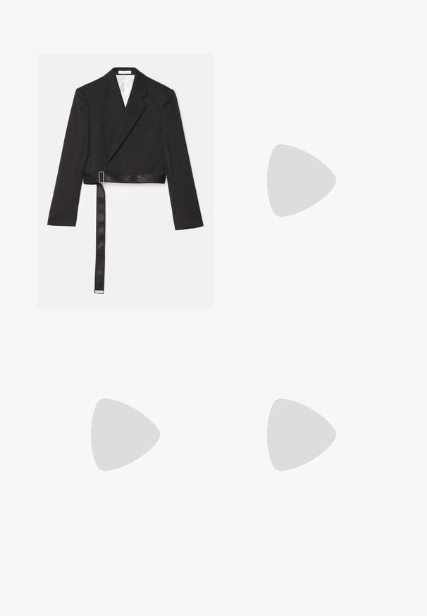 Mustal lühike bleiser, millel on sujuv disain, topelt eest kinnituv, teravad kraed ja satiinist tunne, vöö, mis on kinnitatud metallist pandlaga.; Proenza Schouler White Label FLORENCE - Nööpidega pluus - black; Must mustriga mustri, mis on valmistatud pehmest kangast, esiküljel on kogutud detail koos dekoratiivse rihma ja metallist rõngasaktsendiga.; Hõbedased avatud toe mulesid, millel on siledat, läikega viimistlust, madal stiletto konts ja avatud tagaosa lihtsaks selga panemiseks.; Must ja pehme nahast kott, millel on unikaalne keerdkujuline disain. Omab lühikest kätset ja eemaldatavat õlarihma. Minimalistlik stiil.