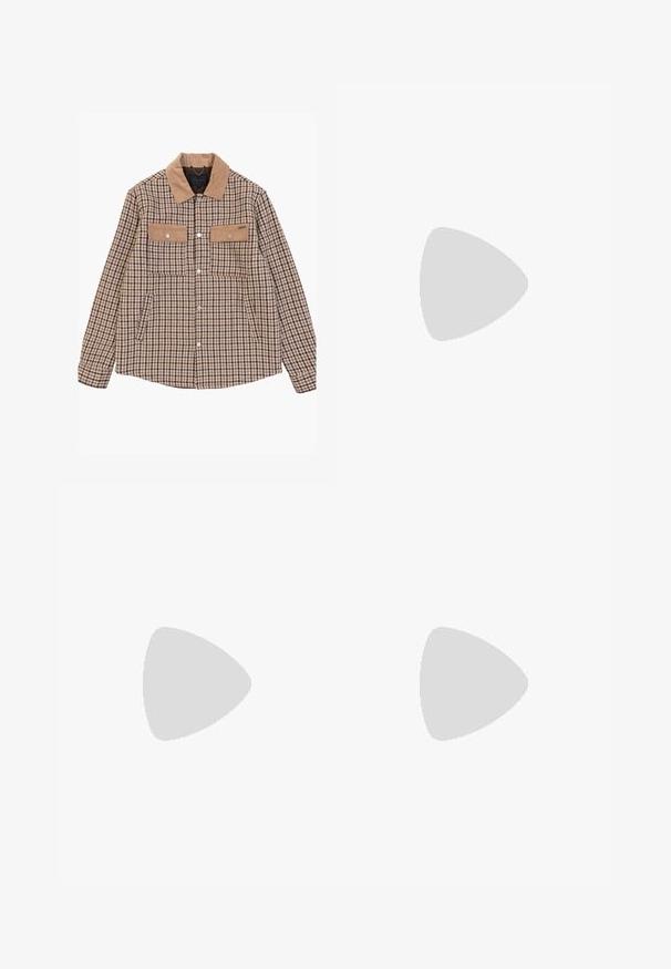 Kurtka we wzór houndstooth w kolorze brązowym i beżowym, z kołnierzem ze sztruksu, dwoma kieszeniami na piersi oraz srebrnymi zatrzaskami.; Biała koszulka z krótkim rękawem wykonana z bawełny, z okrągłym dekoltem i luźnym krojem. Gładka faktura, bez widocznych wzorów lub akcentów.; Luźne, ciemnoniebieskie dżinsy z wysokim stanem, kieszeniami z przodu i prostym krojem nogawki. Zawierają metalowe ozdoby w kolorze srebrnym oraz minimalne przeszycia.; Beżowe zamszowe botki sięgające kostki z czarną wyściełaną krawędzią, złotymi oczkami, białymi detalami szycia oraz wytrzymałą gumową podeszwą z wyraźnym bieżnikiem.