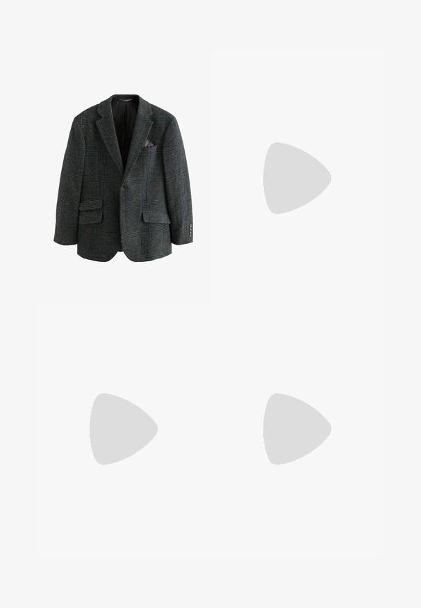 Blazer en mélange de laine gris foncé avec un motif à carreaux bleu et vert, doté de deux poches avant, de revers crantés et d'accents de bouton.; Chemise boutonnée à manches longues bleu clair avec un col classique, un ourlet droit et une texture subtile. Présente une fermeture par bouton central.; Pantalons en lin vert olive avec un pli avant, dotés d'une fermeture à bouton et d'une doublure à carreaux contrastante au niveau de la taille.; Chaussures de ville synthétiques noires avec un devant cousu bien visible, semelle intérieure rembourrée et semelle extérieure en caoutchouc plate ; design épuré avec un minimum de détails.