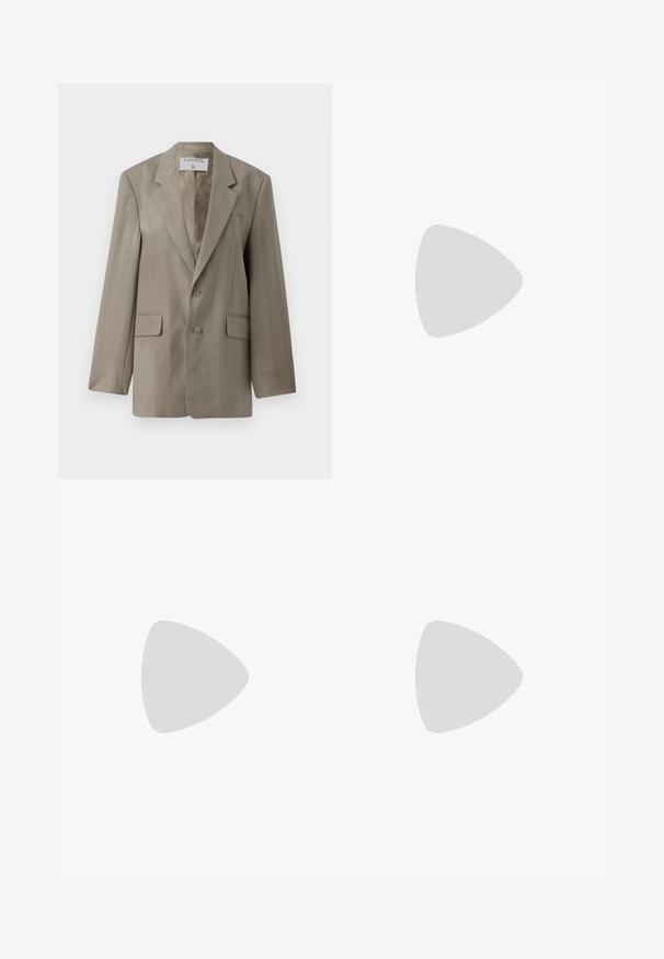 Filippa K Blejzr - khaki beige; Bílá bavlněná trička s krátkým rukávem, klasickým výstřihem a volným střihem. Hladká textura a jednoduchý design, bez vzorů nebo akcentů.; Světle modré džíny z denimu s rovnými nohavicemi, pěti knoflíky v pase a zadními kapsami s jemným prošíváním.; Hnědé kožené sandály s dvěma nastavitelnými popruhy a kovovými přezkami, s polstrovanou stélkou a flexibilní černou gumovou podrážkou.