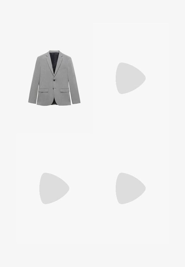 Blazer grigio chiaro realizzato in tessuto testurizzato, caratterizzato da una chiusura con un solo bottone, due tasche frontali e un rivestimento interno liscio nero.; Maglietta in cotone nera con scollatura rotonda e maniche corte. Presenta una vestibilità ampia e un design semplice senza motivi o dettagli.; Pantaloni neri realizzati in tessuto liscio, con chiusura a bottone, vita standard e gambe dritte. Nessun motivo o decorazione visibile.; Scarpa slip-on in pelle nera con punta arrotondata, dettagli cuciti e suola in gomma nera. Texture liscia con design minimalista.