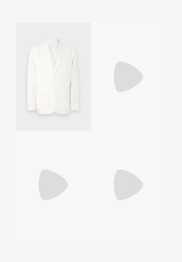 Weißes Baumwollblazer mit Reverskragen, zwei Fronttaschen, zwei Knöpfen und einer Brusttasche. Einfaches, sauberes Design mit taillierter Passform.; Weißes Langarm-Hemd mit Knöpfen aus Baumwolle, ausgestattet mit einer Brusttasche mit tonalem Stickerei, einem Kragen und Knopfmanschetten.; Breite blaue Denim-Jeans mit klassischem Fünf-Taschen-Design, Knopfverschluss vorne und leichtem Verblassen für Textur.; Weiße und schwarze Sneaker mit einem Obermaterial aus glattem Leder, strukturierten Akzenten und einer massiven weißen Sohle. Verfügt über ein klassisches Schnürdesign.