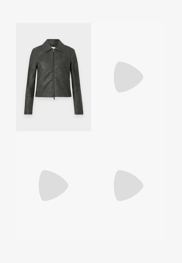 Grå jakke i imitert skinn med spiss krage, glidelås foran, lange ermer og en tettsittende design. Jevn tekstur med subtil glans.; Lys grå, ribbet langermet skjorte med dyp hals og fire knapper på fronten, vist på en hvit bakgrunn.; Grå plissert skjørt med flat midje og glidelås, laget av et strukturert stoff, med jevnt fordelte dype folder.; Sorte lakkpumps med spiss tå, blokkhel, og ankelstropp, kombinert med grå ribbestrikkede beinvarmere og et brunt semsket skinn skjørt.