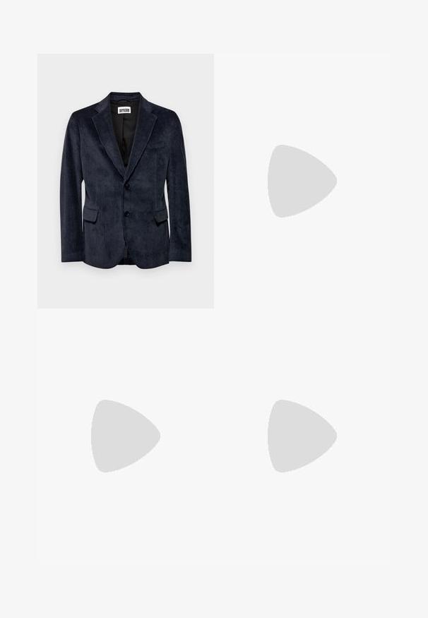 DRYKORN YAMES - Blazer - blue; T-shirt de algodão preta com um gráfico retangular em azul e creme, adornado com padrões circulares e rabiscos, concebido para um ajuste confortável.; Calças pretas com corte reto, feitas de um tecido liso. Apresentam um fecho de botão e passantes para cinto. Sem padrões ou detalhes visíveis.; Sapatilha preta de cano baixo em pele com atacadores pretos e sola off-white, apresentada em perfil lateral sobre fundo branco.