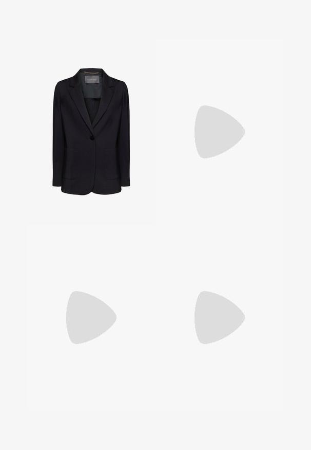 Blazer nero con una vestibilità su misura, chiusura a un bottone e due tasche frontali. Tessuto liscio con rever a chevron e dettagli interni sottili.; Maglietta nera a maniche corte con scollo a V, dal design semplice e aderente, su sfondo bianco.; Pantaloni a gamba larga neri realizzati in tessuto leggero, dotati di chiusura a bottone, senza motivi visibili e con una texture liscia e uniforme.; Décolleté slingback bordeaux con punta affusolata e tacco modesto. Materiale in pelle liscia con una leggera lucentezza e design minimalista.