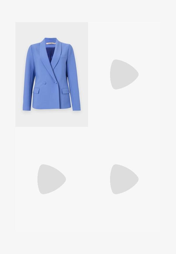 Dobbeltspent blazer i lyseblått stoff. Har spisse slag, to frontlommer, en brystlomme og et glatt fôr.; Blå kortermet topp med drapert design og nøkkelhullsdetalj på ryggen. Laget av et teksturert stoff for ekstra dimensjon.; Anna Field Wide leg - blue wash; Sorte skinnpumper med spiss tå og lav blokkhelt. Har ankelrem med gullfarget spenne. Glatt tekstur.