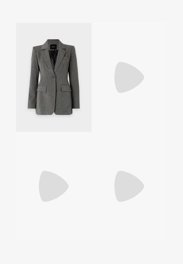 Szürke, testre szabott zakó éles reverekkel, egygombos záródással, két elülső zsebbel és sima bélésével. Slim fit dizájn.; Fekete pamut póló rövid ujjakkal, bal mellkason egy kis rózsaszín pillangó grafikával. Kerek nyakú kialakítás, laza fazonnal.; Sötét szürke anyagból készült, magas derekú, bő szárú nadrág, sima textúrával. Látható zsebek vagy díszítések nélkül készült.; Fekete lakk bőr szandálkés magas sarkú cipő, hegyes orral és geometrikus tömbsarkakkal. Karcsú, minimalista dizájn és sima textúra jellemzi.