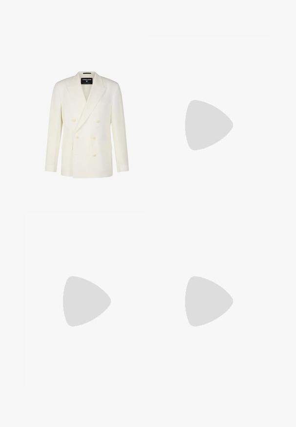 Blazer doppiopetto in tessuto crema con una texture liscia. Presenta rever a punta, due tasche frontali e bottoni chiari.; Due magliette polo nere, con maniche corte, in cotone, con colletto classico, pattina a due bottoni e dettagli a righe bianche all'interno del colletto.; Pantaloni neri su misura con una texture liscia, caratterizzati da un design a gamba dritta e vita media. Vengono mostrati due modelli, uno accorciato.; Scarpa nera in pelle con inserto scivolare, superiore liscio, dettagli cuciti, punta arrotondata e tacco in gomma basso. La suola presenta un battistrada minimale.