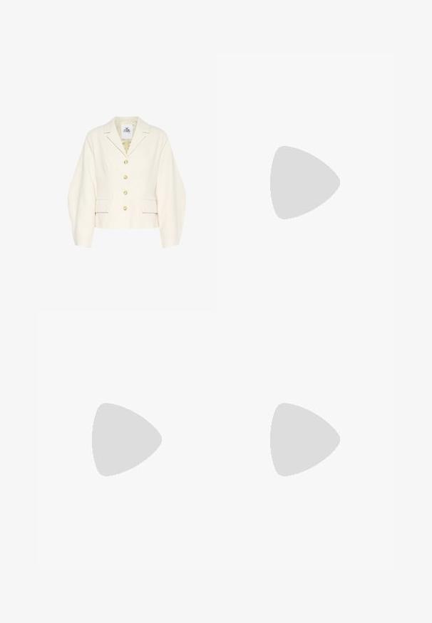 Kremowa, krótka kurtka z usztywnionym kołnierzem, długimi rękawami i dużymi guzikami. Posiada kieszenie z przodu oraz strukturalny materiał.; Jasno beżowa, krótko rękawowa koszulka z okrągłym dekoltem, wykonana z miękkiego, gładkiego materiału. Posiada luźny krój i prosty dół.; Białe spodnie o szerokich nogawkach wykonane z lekkiego materiału. Posiadają elastyczny pas z sznurkiem i boczne kieszenie. Gładka tekstura.; Biała sandał na wysokim obcasie z masywnym słupkiem, z paskowym wzorem i wiązaniem przy kostce. Gładka faktura z platformą z przodu dla dodatkowej wysokości.