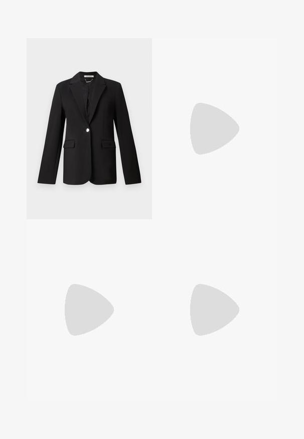 Zwarte blazer van gladde stof met een gelazerd revers, enkele knoopsluiting en twee steekzakken aan de voorkant. Getailleerde pasvorm met lange mouwen.; Zwarte katoen T-shirt met een ronde halslijn, korte mouwen en een witte geprinte "Calvin Klein" logo en "Established 1968" tekst.; Zwarte op maat gemaakte broek met een recht model, voorzien van een soepele textuur en scherpe plooien aan de voorkant. Geen zichtbare hardware.; Zwarte puntige slingback schoen met een lage hak, gemaakt van soepel leer en voorzien van een uitsnede aan de zijkant voor ventilatie.