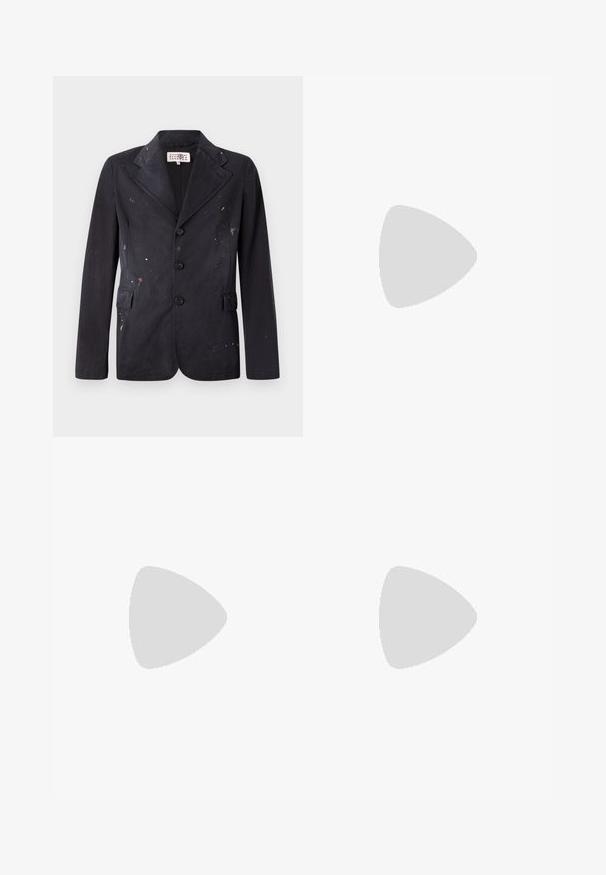 Črn bombažni blejzer s krojem po meri, ki ima razrezan ovratnik, štiri gumbe in barvne madeže čez tkanino.; Bela dolgo rukava srajca s kragnico, izdelana iz bombaža, z žepom na prsih in toniranimi vezeninami ter gumbi na manšetah.; Rjave hlače z visokim pasom, izdelane iz teksturirane tkanine. Imajo široke noge in dve sprednji pregibi za strukturo. Urejen zaključek brez vidne strojne opreme.; Črne usnjene loafer čevlje z gladko teksturo, zaobljenim nosom in dekorativnim trakom čez zgornji del. Nizka zložena peta, minimalističen dizajn.