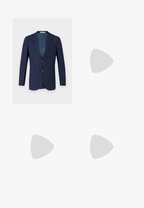 Blazer blu navy a righe con due bottoni marroni, revers a punta e tasche; foderato con un tessuto a motivo teal. Design classico su misura.; Camicia bianca a maniche lunghe con bottoni, realizzata in cotone, caratterizzata da una tasca sul petto con ricamo tonale, colletto e polsini con bottoni.; Pantaloni marroni a vita alta realizzati in tessuto testurizzato. Presentano gambe ampie e due pieghe frontali per struttura. Rifinitura curata senza hardware visibile.; Mocassini neri in pelle con una texture liscia, punta arrotondata e una striscia decorativa sulla tomaia. Tacco basso impilato, design minimalista.