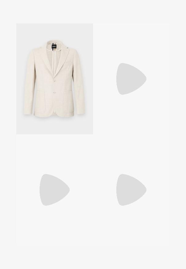 Blazer beige chiaro realizzato in tessuto strutturato, con revers a lancia, chiusura a due bottoni e due tasche frontali. Etichetta del designer visibile all'interno.; T-shirt bianco in cotone con maniche corte, scollo rotondo e vestibilità comoda. Presenta un design minimalista, senza motivi né accenti.; Pantaloni blu navy realizzati in un tessuto texturizzato, con gamba dritta, davanti piatto e due tasche laterali. Nessun motivo o dettaglio visibile.; Scarpa da uomo in vera pelle nera con doppie fibbie, silhouette elegante e punta tonda. Presenta un tacco basso e una texture liscia.