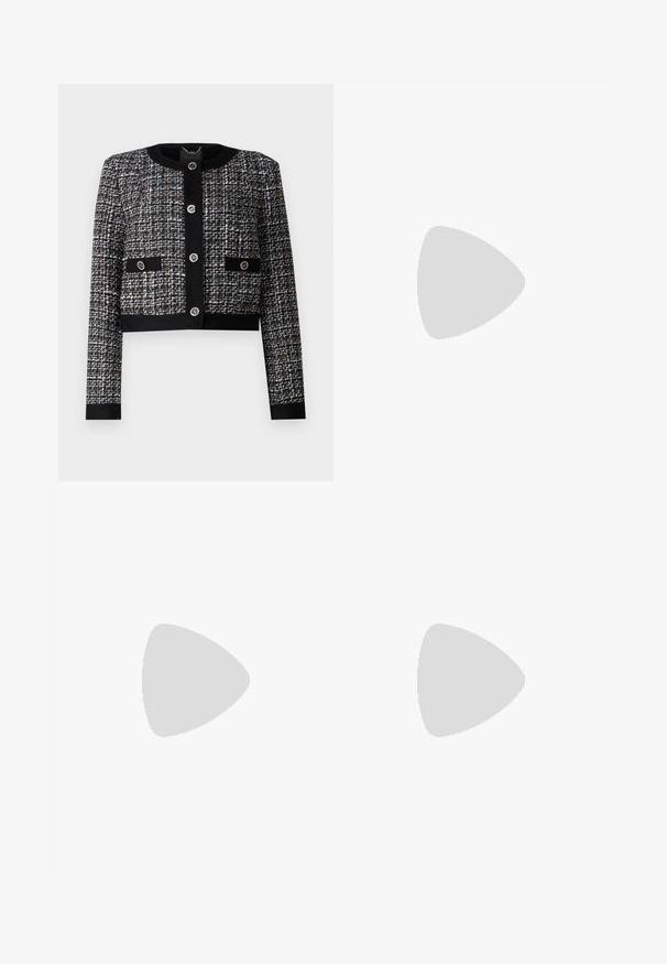 Giacca in tweed bianco e nero con collo rotondo, vestibilità cropped, chiusura frontale con bottoni e due tasche frontali con bottoni decorativi.; Top lungo a maniche nere a costine con collo alto e polsini svasati. Realizzato in un materiale elasticizzato per una silhouette aderente.; Pantaloni neri con una texture liscia, design a gamba dritta, vita piatta e senza hardware o motivi visibili.; Ballerine in pelle nera con punta affusolata e una cinturino laterale con un accento circolare dorato. Leggere e con suola piatta.