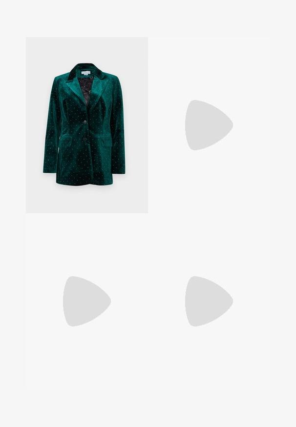 Πράσινο βελούδινο σακάκι με γιακά με καμπύλες, κλείσιμο με δύο κουμπιά και μπροστινές τσέπες. Διαθέτει μεταλλικά καρφιά σε σχέδιο με κουκκίδες στην επιφάνεια.; Λευκή πουκαμίσα με κουμπιά, φτιαγμένη από λείο βαμβάκι, με κλασικό γιακά, μακριά μανίκια και καμπυλωτό στρίφωμα. Τα κουμπιά είναι μικρά και λευκά.; Καφέ βαμβακερή φούστα Α-γραμμής με ψηλή μέση, που διαθέτει πτυχές μπροστά και λεία υφή. Οι τελειώματα στο στρίφωμα είναι καθαρά και απλά.; Μπορντό παρθένα δερμάτινα μπαλαρίνες με στρογγυλή μύτη, μικρή διακόσμηση φιόγκου στο μπροστινό μέρος και χαμηλή, μαύρη καουτσούκ σόλα. Λείος υφής.