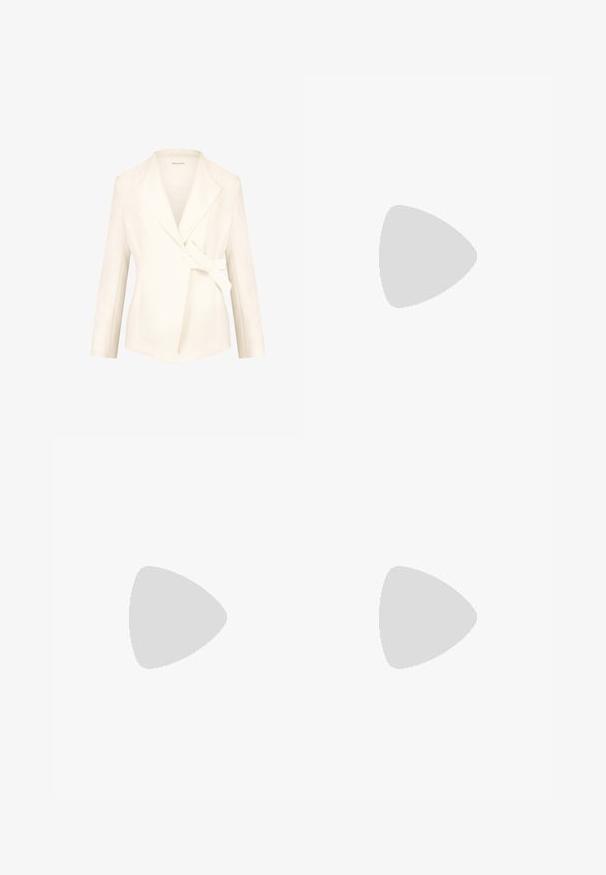Weißer taillierter Blazer mit Schalkragen, Wickelfront und seitlichem Bindegürtel. Hergestellt aus glattem Stoff, mit langen Ärmeln und strukturierter Form.; Weißer ärmelloser Pullover aus glattem Baumwollmaterial, mit einem gerippten Saum und einem kleinen marineblauen Logo unten links. Einfaches Design, keine Muster.; Weiße maßgeschneiderte Hose mit hoher Taille, doppelten Vorderfalten und weiten Beinen mit umgeschlagenen Säumen. Hergestellt aus einem glatten, strukturierten Stoff.; Schwarze Leder-Pumps mit hohem Absatz, spitzem Schuhkopf und schlankem Stiletto-Absatz. Die glatte Textur und die minimalen Details verleihen ein klassisches Design.
